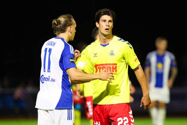 26.08.2026, Fussball, Herren, Regionalliga Nord, 5. Spieltag, SV Atlas Delmenhorst - BSV Kickers Emden, Matti Tjaden (blau 11 BSV Kickers Emden) im Zweikampf mit Linus Urban (22 SV Atlas Delmenhorst)