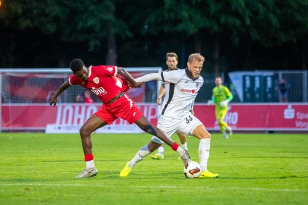 Michael Sternberg (GFC, li.) gegen Tom Kaspar Berger (SVB, re.) GER, Fussball, Herren, Regionalliga Nordost, Saison 2026-2027, Greifswalder FC - SV Babelsberg 03, Endstand 2:1