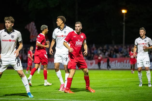 Joshua Okpalaike (SVB, mi.) gegen Robert Leipertz (GFC, re.) GER, Fussball, Herren, Regionalliga Nordost, Saison 2026-2027, Greifswalder FC - SV Babelsberg 03, Endstand 2:1
