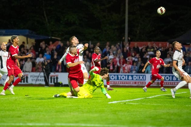 Robert Leipertz (GFC, mi.) wird in letzter Sekunde durch Torhüter Niclas Müller gestoppt GER, Fussball, Herren, Regionalliga Nordost, Saison 2026-2027, Greifswalder FC - SV Babelsberg 03, Endstand 2:1