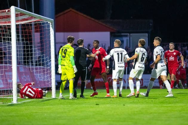 Rudelbildung im Strafraum von Babelsberg: Grace Bokake Bolufe (GFC, mi.) legt sich mit Torhüter Niclas Müller (SVB, li.) an GER, Fussball, Herren, Regionalliga Nordost, Saison 2026-2027, Greifswalder FC - SV Babelsberg 03, Endstand 2:1