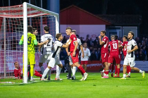 Rudelbildung im Strafraum von Babelsberg: Paul Wegener (SVB, li.) und Lukas Walchhütter (GFC, mi.) geraten aneinander GER, Fussball, Herren, Regionalliga Nordost, Saison 2026-2027, Greifswalder FC - SV Babelsberg 03, Endstand 2:1