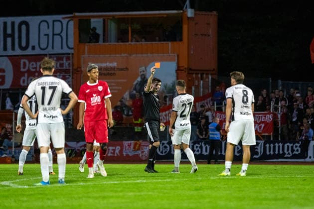 Gelb Rote Karte für Ex-GFC Spieler Lukas Lämmel (SVB, Nr.8) GER, Fussball, Herren, Regionalliga Nordost, Saison 2026-2027, Greifswalder FC - SV Babelsberg 03, Endstand 2:1