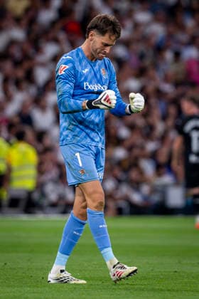 Real Madrid CF v Real Sociedad Alex Remiro of Real Sociedad celebrates a goal of his team during the LaLiga EA Sports football match between Real Madrid CF and Real Sociedad at Estadio Bernabeu on August 26, 2026 in Madrid, Spain. Madrid Estadio Bernabeu Madrid Spain Copyright: xAlbertoxGardinx AGardin_20260826_Foot_Liga_Rea_Mad_Rea_Soc_0141