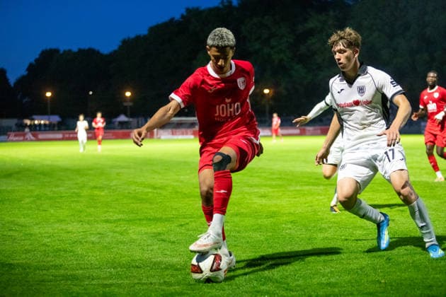 Colin Kroll-Thiel (GFC, mi.) gegen Noah Salaske (SVB, re.) GER, Fussball, Herren, Regionalliga Nordost, Saison 2026-2027, Greifswalder FC - SV Babelsberg 03, Endstand 2:1