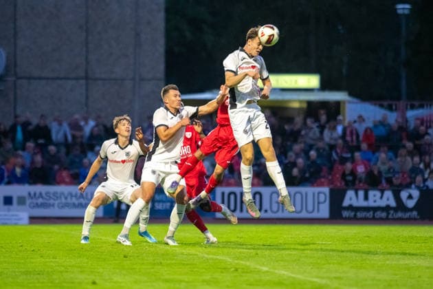 Gordon Büch (SVB, mi.) gegen Kay Seidemann (GFC, verdeckt). Maximilian Kalckreuth köpft den Ball raus GER, Fussball, Herren, Regionalliga Nordost, Saison 2026-2027, Greifswalder FC - SV Babelsberg 03, Endstand 2:1