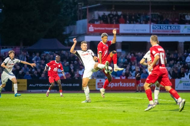 Gordon Büch (SVB, li.) gegen Collin Kroll-Thiel (GFC, mi.) GER, Fussball, Herren, Regionalliga Nordost, Saison 2026-2027, Greifswalder FC - SV Babelsberg 03, Endstand 2:1