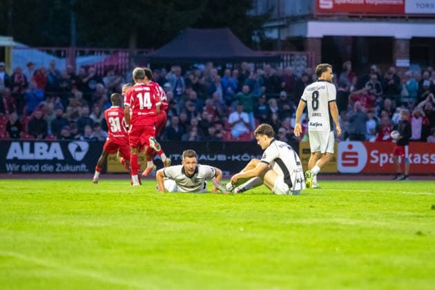Nach dem Ausgleich durch Robert Leipert (GFC, nicht im Bild), liegen zwei Spieler vom SVB sichtlich geschockt am Boden GER, Fussball, Herren, Regionalliga Nordost, Saison 2026-2027, Greifswalder FC - SV Babelsberg 03, Endstand 2:1
