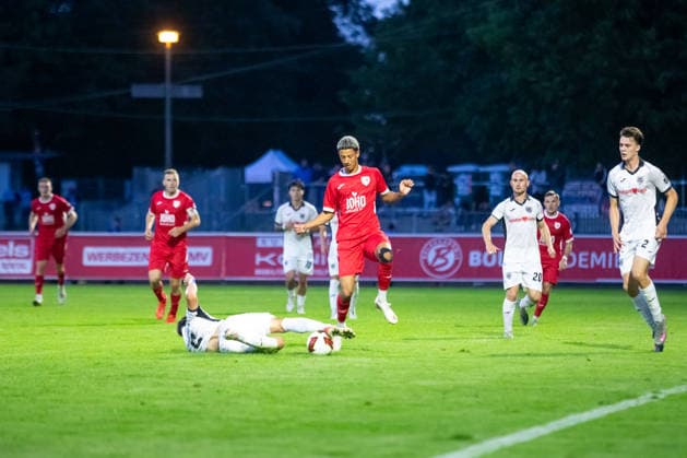 Paul Roman Wegener (SVB, am Boden) gegen Collin Kroll-Thiel (GFC, mi.) GER, Fussball, Herren, Regionalliga Nordost, Saison 2026-2027, Greifswalder FC - SV Babelsberg 03, Endstand 2:1