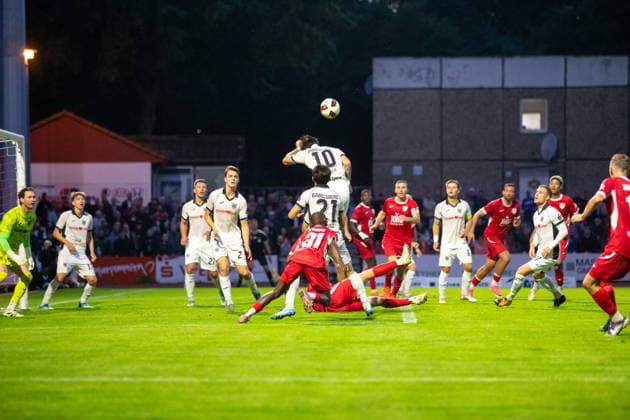 Die Szene, die zum Elfmeter für den GFC führt: Tino Schmidt (SVB, re.) bringt einen GFC Spieler im Strafraum zu Fall. GER, Fussball, Herren, Regionalliga Nordost, Saison 2026-2027, Greifswalder FC - SV Babelsberg 03, Endstand 2:1