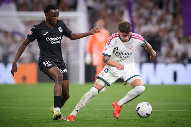 REAL MADRID CF v REAL SOCIEDAD. LA LIGA 2026 2027. ROUND 1. Real Madrid CF™s Fede Valverde (r) and Real Sociedad s Job Ochieng during La Liga match. August 26 ,2026. (ALTERPHOTOS Ropero) MadridSpain  Copyright: xRoperox