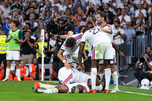 ESP: Real Madrid CF v Real Sociedad La Liga EA Sports Vinicius Junior of Real Madrid celebrates his goal with his teammates during La Liga EA Sports match between Real Madrid and Real Sociedad at Estadio Santiago Bernabeu on August 26, 2026 in Madrid, Spain. Madrid Madrid Spain Football Copyright: xAlejandroxMatiasx