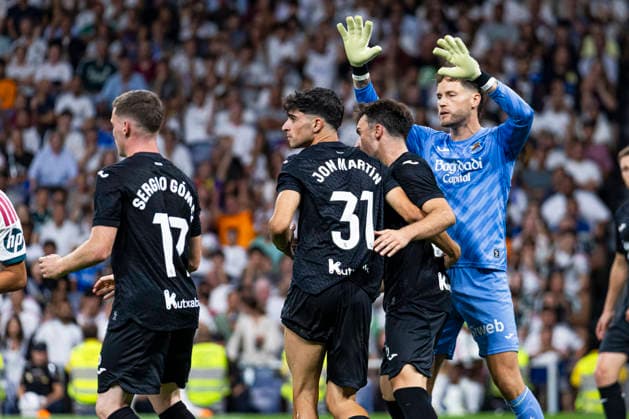 ESP: Real Madrid CF v Real Sociedad La Liga EA Sports Alex Remiro of Real Sociedad celebrates the save of his teammate during La Liga EA Sports match between Real Madrid and Real Sociedad at Estadio Santiago Bernabeu on August 26, 2026 in Madrid, Spain. Madrid Madrid Spain Football Copyright: xAlejandroxMatiasx