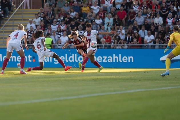 26.08.2026, xhfmx, Fussball UEFA Woman CLQ Runde 3, Eintracht Frankfurt Frauen - Paris Saint Germain Frauen Ereleta Memeti (Eintracht Frankfurt, 7) mit einem Torschuss auf das Tor von Katarzyna Kiedrzynek (Paris Saint Germain, 1) Frankfurt