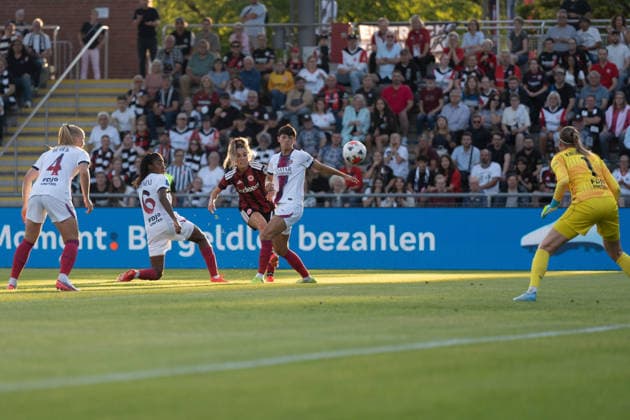 26.08.2026, xhfmx, Fussball UEFA Woman CLQ Runde 3, Eintracht Frankfurt Frauen - Paris Saint Germain Frauen Ereleta Memeti (Eintracht Frankfurt, 7) mit einem Torschuss auf das Tor von Katarzyna Kiedrzynek (Paris Saint Germain, 1) Frankfurt