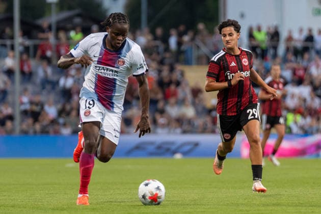 26.08.2026, xhfmx, Fussball UEFA Woman CLQ Runde 3, Eintracht Frankfurt Frauen - Paris Saint Germain Frauen v.l.Merveille Kanjinga (Paris Saint Germain, 19) im Laufduell mit Dilara AcÄ±kgöz (Eintracht Frankfurt, 29) Frankfurt