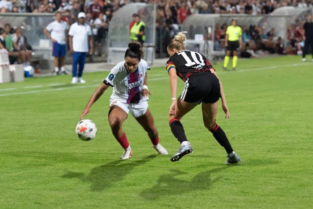26.08.2026, xhfmx, Fussball UEFA Woman CLQ Runde 3, Eintracht Frankfurt Frauen - Paris Saint Germain Frauen Laura Freigang (Eintracht Frankfurt, 10) verteidigt gegen eine Gegenspielerin Frankfurt