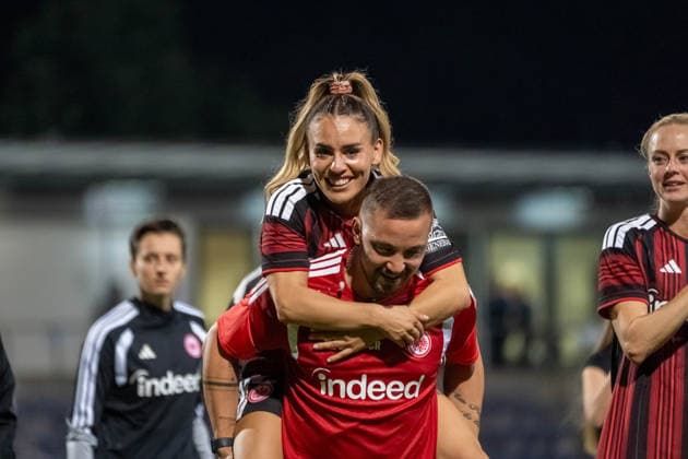 26.08.2026, xhfmx, Fussball UEFA Woman CLQ Runde 3, Eintracht Frankfurt Frauen - Paris Saint Germain Frauen Ereleta Memeti (Eintracht Frankfurt, 7) lässt sich feiern mit Christos Rellas (Co-Trainer Analyse) Frankfurt