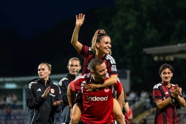 26.08.2026, xhfmx, Fussball UEFA Woman CLQ Runde 3, Eintracht Frankfurt Frauen - Paris Saint Germain Frauen Ereleta Memeti (Eintracht Frankfurt, 7) lässt sich feiern mit Christos Rellas (Co-Trainer Analyse) Frankfurt