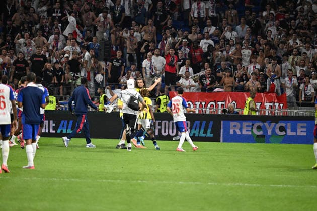 Football : Olympique Lyonnais v Fenerbahce SK - UEFA Champions League, Play-offs - 26 08 2026 Provocation by the Fenerbahce player, Guendouzi, and a mass brawl between players after winniner the UEFA Champions League, Play-offs, second leg football match between Olympique Lyonnais and Fenerbahce SK at Groupama Stadium Decines Charpieu Lyon France on August 26 2026 LYONFrance  Copyright: xMouradxAllilix