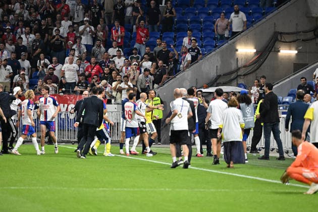 Football : Olympique Lyonnais v Fenerbahce SK - UEFA Champions League, Play-offs - 26 08 2026 Provocation by the Fenerbahce player, Guendouzi, and a mass brawl between players after winniner the UEFA Champions League, Play-offs, second leg football match between Olympique Lyonnais and Fenerbahce SK at Groupama Stadium Decines Charpieu Lyon France on August 26 2026 LYONFrance  Copyright: xMouradxAllilix