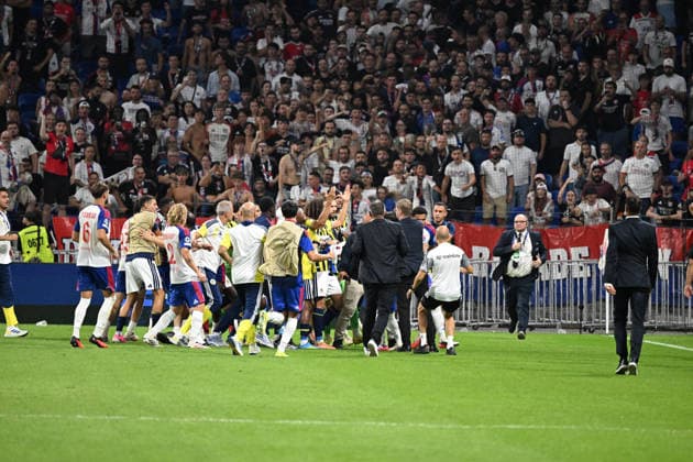 Football : Olympique Lyonnais v Fenerbahce SK - UEFA Champions League, Play-offs - 26 08 2026 Provocation by the Fenerbahce player, Guendouzi, and a mass brawl between players after winniner the UEFA Champions League, Play-offs, second leg football match between Olympique Lyonnais and Fenerbahce SK at Groupama Stadium Decines Charpieu Lyon France on August 26 2026 LYONFrance  Copyright: xMouradxAllilix
