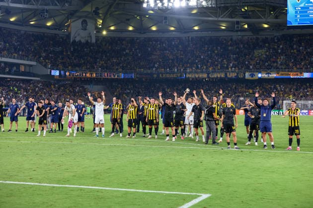 AEK Athens v PFC Levski Sofia UEFA Champions League AEK Athens players thank their supporters at the end of the UEFA Champions League Play-Off Second Leg match at AEK Arena, Athens 26 08 2026 UK Newspapers OUT Copyright: xYannisxHalasx FIL-23829-0073