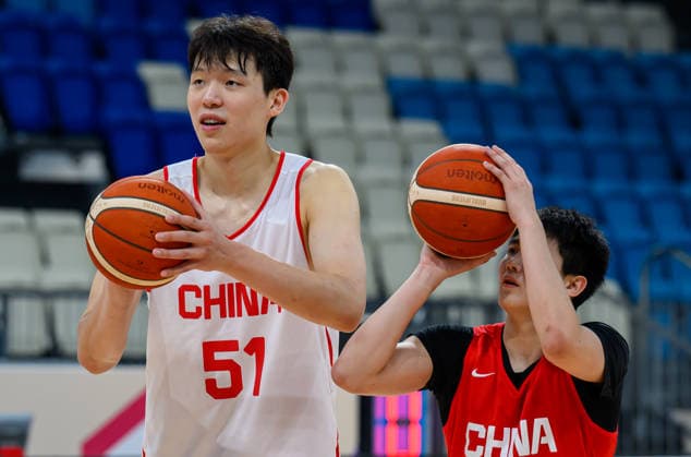 Qatar V China- FIBA Basketball World Cup 2027 Qualifiers Hansen Yang (L) of Team China attends a training session ahead of the FIBA Basketball World Cup 2027 Asian Qualifiers match against Qatar on August 26, 2026, in Al Wakrah, Qatar. The match is part of the fourth window of the Asian Qualifiers for the FIBA Basketball World Cup 2027. Qatar and China are in Group F. DOHA Qatar Copyright: xNOUSHADx