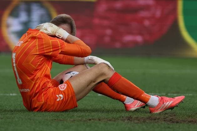 26.August.2026 - SOCCER - 2026 27 UEFA Conference League Play-offs, 2nd Leg, SK Rapid Wien vs Heart of Midlothian FC Beau Reus (Hearts) suffers a minor injury VIENNA VIENNA, AUSTRIA Allianz Stadion SK Rapid Wien Allianz Stadion AUSTRIA Copyright: xYigitxOermex xPsxImagesxYigitxOermex xPsxImagesx