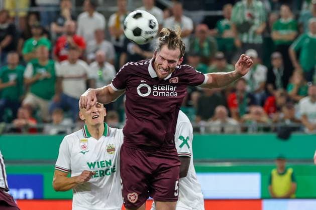 26.August.2026 - SOCCER - 2026 27 UEFA Conference League Play-offs, 2nd Leg, SK Rapid Wien vs Heart of Midlothian FC Jamie McCart (Hearts) in aerial duel VIENNA VIENNA, AUSTRIA Allianz Stadion SK Rapid Wien Allianz Stadion AUSTRIA Copyright: xYigitxOermex xPsxImagesxYigitxOermex xPsxImagesx