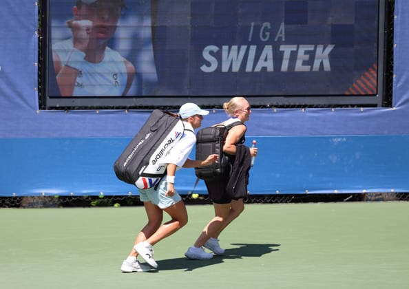 August 26, 2026, New York City, New York, USA: IGA SWIATEK and DARIA ABRAMOWICZ of Poland during practise session before US Open. New York, USA. New York City USA - ZUMAc278 20260826_zsp_c278_005 Copyright: xMarcinxCholewinskix