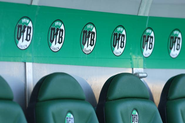 Das Wappen des VfB Lübeck auf der Trainerbank. Fußball I Herren I Regionalliga Nord I Saison 2026-2027 I 5. Spieltag I VfB Lübeck - Hamburger SV U21, U 21 I 26.08.2026 I Stadion an der Lohmühle *** The VfB Lübeck crest on the coaches bench—Men s Soccer I, Regionalliga Nord I, 2026–2027 season, Matchday 5: VfB Lübeck vs. Hamburger SV U21, August 26, 2026, Stadion an der Lohmühle