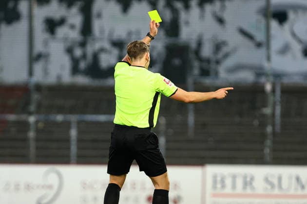 Schiedsrichter zeigt eine Gelbe Karte. Fußball I Herren I Regionalliga Nord I Saison 2026-2027 I 5. Spieltag I VfB Lübeck - Hamburger SV U21, U 21 I 26.08.2026 I Stadion an der Lohmühle *** Referee shows a yellow card Soccer Men s Regionalliga Nord 2026–2027 Season Matchday 5 VfB Lübeck vs. Hamburger SV U21 August 26, 2026 Stadion an der Lohmühle