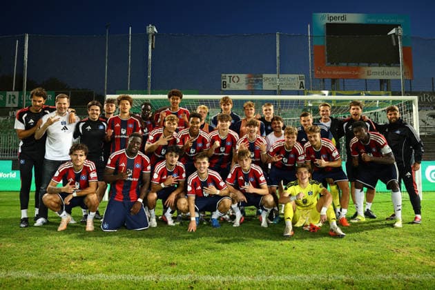 Siegerfoto der Hamburger SV U21, U 21 nach dem 3:1 beim VfB Lübeck. Fußball I Herren I Regionalliga Nord I Saison 2026-2027 I 5. Spieltag I VfB Lübeck - Hamburger SV U21 I 26.08.2026 I Stadion an der Lohmühle *** Victory photo of Hamburger SV U21 after their 3-1 win at VfB Lübeck Soccer I Men s I Regionalliga Nord I 2026–2027 Season Matchday 5 VfB Lübeck vs. Hamburger SV U21 August 26, 2026 Stadion an der Lohmühle