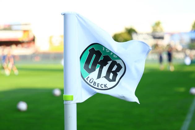 Eckfahne mit Wappen des VfB Lübeck. Fußball I Herren I Regionalliga Nord I Saison 2026-2027 I 5. Spieltag I VfB Lübeck - Hamburger SV U21, U 21 I 26.08.2026 I Stadion an der Lohmühle *** Corner flag featuring the VfB Lübeck crest Men s Soccer I Regionalliga Nord I 2026–2027 Season Matchday 5 VfB Lübeck vs. Hamburger SV U21 August 26, 2026 Stadion an der Lohmühle