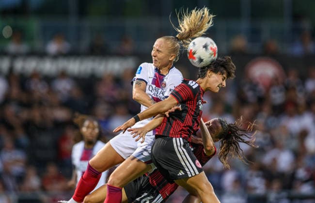GER, Frankfurt, Eintracht Frankfurt vs Paris Saint-Germain, UEFA Womens Champions League, Fussball, UEFA, Spielzeit 2026 2027, Stadion am Brentanobad, 3. Quali-Runde, Hinspiel im Bild v.l.: Paulina Dudek (Paris Saint-Germain Frauen 4), Dilara Acikgoz (Eintracht Frankfurt Frauen 29) DFB DFL REGULATIONS PROHIBIT ANY USE OF PHOTOGRAPHS AS IMAGE SEQUENCES AND OR QUASI-VIDEO, 26.08.2026 Copyright: HMBxMedia HendrikxHamelau