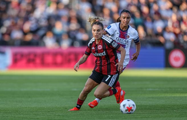 GER, Frankfurt, Eintracht Frankfurt vs Paris Saint-Germain, UEFA Womens Champions League, Fussball, UEFA, Spielzeit 2026 2027, Stadion am Brentanobad, 3. Quali-Runde, Hinspiel im Bild v.l.: Ereleta Memeti (Eintracht Frankfurt Frauen 7), Sakina Karchaoui (Paris Saint-Germain Frauen 7) DFB DFL REGULATIONS PROHIBIT ANY USE OF PHOTOGRAPHS AS IMAGE SEQUENCES AND OR QUASI-VIDEO, 26.08.2026 Copyright: HMBxMedia HendrikxHamelau