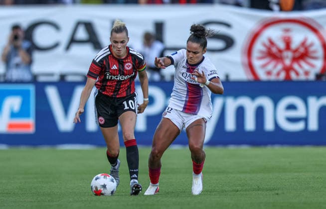 GER, Frankfurt, Eintracht Frankfurt vs Paris Saint-Germain, UEFA Womens Champions League, Fussball, UEFA, Spielzeit 2026 2027, Stadion am Brentanobad, 3. Quali-Runde, Hinspiel im Bild v.l.: Laura Freigang (Eintracht Frankfurt Frauen 10), Isabela (Paris Saint-Germain Frauen 12) DFB DFL REGULATIONS PROHIBIT ANY USE OF PHOTOGRAPHS AS IMAGE SEQUENCES AND OR QUASI-VIDEO, 26.08.2026 Copyright: HMBxMedia HendrikxHamelau