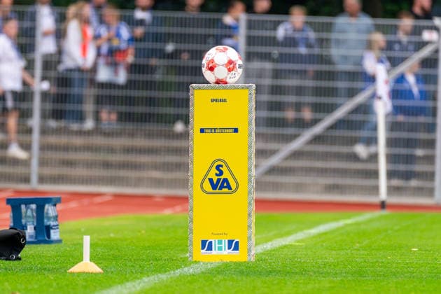 Spielball Regionalliga Nord, Deutschland: Fussball, Regionalliga Nord, Saison 2026 27, 5. Spieltag, 26.08.2026, SV Atlas Delmenhorst vs BSV Kickers Emden, Stadion an der Düsternortstraße (Delmenhorst, Niedersachsen) Copyright: xLeonxFrickx