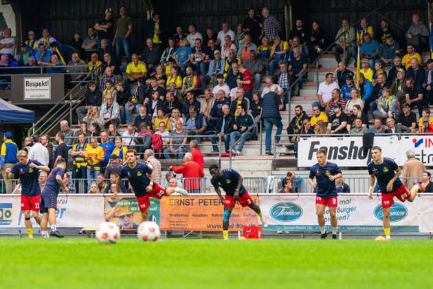 SV Atlas Delmenhorst wärmt sich vor den eigenen Fans auf, Deutschland: Fussball, Regionalliga Nord, Saison 2026 27, 5. Spieltag, 26.08.2026, SV Atlas Delmenhorst vs BSV Kickers Emden, Stadion an der Düsternortstraße (Delmenhorst, Niedersachsen) Copyright: xLeonxFrickx