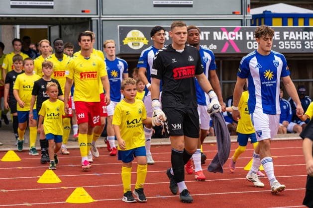 Einlauf der Mannschaften, Deutschland: Fussball, Regionalliga Nord, Saison 2026 27, 5. Spieltag, 26.08.2026, SV Atlas Delmenhorst vs BSV Kickers Emden, Stadion an der Düsternortstraße (Delmenhorst, Niedersachsen) Copyright: xLeonxFrickx