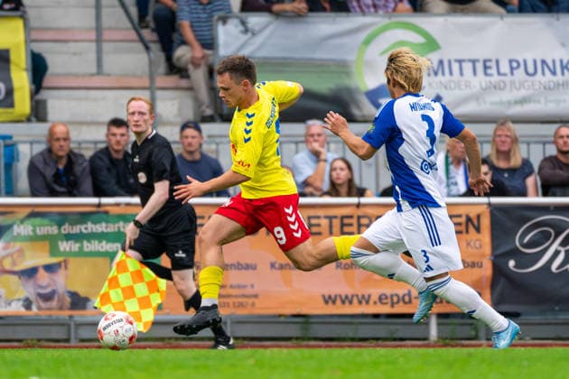 Tobias Fagerström (SV Atlas Delmenhorst, 9), Toshiaki Miyamoto (BSV Kickers Emden, 3), Deutschland: Fussball, Regionalliga Nord, Saison 2026 27, 5. Spieltag, 26.08.2026, SV Atlas Delmenhorst vs BSV Kickers Emden, Stadion an der Düsternortstraße (Delmenhorst, Niedersachsen) Copyright: xLeonxFrickx
