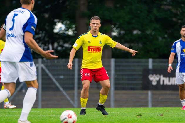 Tobias Fagerström (SV Atlas Delmenhorst, 9) Finger Geste, Deutschland: Fussball, Regionalliga Nord, Saison 2026 27, 5. Spieltag, 26.08.2026, SV Atlas Delmenhorst vs BSV Kickers Emden, Stadion an der Düsternortstraße (Delmenhorst, Niedersachsen) Copyright: xLeonxFrickx