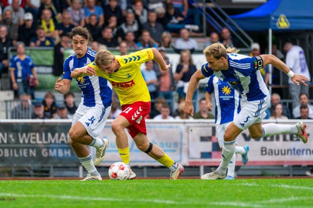 Marcel Raßmann, Marcel Rassmann (SV Atlas Delmenhorst, 11), Ole Kühling (BSV Kickers Emden, 34), Peer Mahncke (BSV Kickers Emden, 5), Deutschland: Fussball, Regionalliga Nord, Saison 2026 27, 5. Spieltag, 26.08.2026, SV Atlas Delmenhorst vs BSV Kickers Emden, Stadion an der Düsternortstraße (Delmenhorst, Niedersachsen) Copyright: xLeonxFrickx