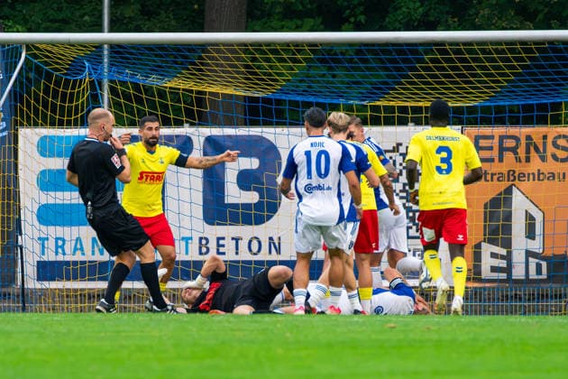 Foul an Damian Schobert (SV Atlas Delmenhorst, 1), Deutschland: Fussball, Regionalliga Nord, Saison 2026 27, 5. Spieltag, 26.08.2026, SV Atlas Delmenhorst vs BSV Kickers Emden, Stadion an der Düsternortstraße (Delmenhorst, Niedersachsen) Copyright: xLeonxFrickx