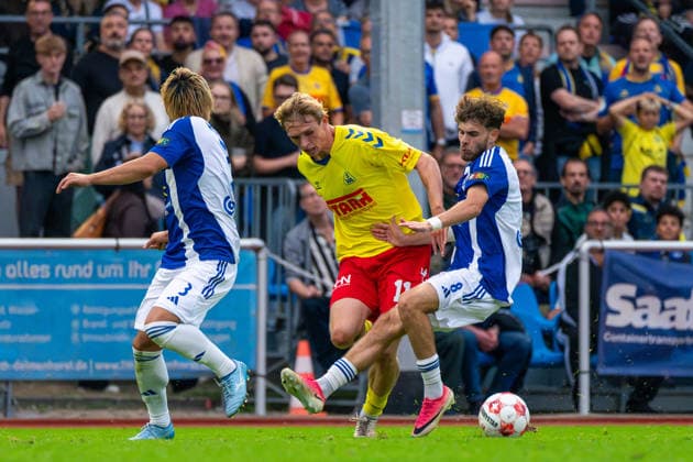 Marcel Raßmann, Marcel Rassmann (SV Atlas Delmenhorst, 11), Bogdan Shubin (BSV Kickers Emden, 8), Deutschland: Fussball, Regionalliga Nord, Saison 2026 27, 5. Spieltag, 26.08.2026, SV Atlas Delmenhorst vs BSV Kickers Emden, Stadion an der Düsternortstraße (Delmenhorst, Niedersachsen) Copyright: xLeonxFrickx
