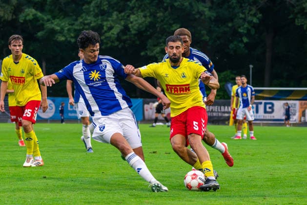 Ibrahim Temin (SV Atlas Delmenhorst, 5), Jamil Najjar (BSV Kickers Emden, 44), Deutschland: Fussball, Regionalliga Nord, Saison 2026 27, 5. Spieltag, 26.08.2026, SV Atlas Delmenhorst vs BSV Kickers Emden, Stadion an der Düsternortstraße (Delmenhorst, Niedersachsen) Copyright: xLeonxFrickx