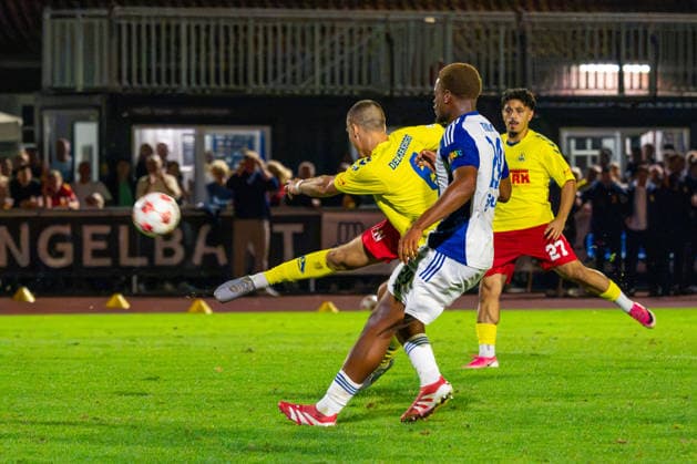Torschuss zum 3:3 Ausgleichstreffer von Yehor Melenivskyi (SV Atlas Delmenhorst, 6), Deutschland: Fussball, Regionalliga Nord, Saison 2026 27, 5. Spieltag, 26.08.2026, SV Atlas Delmenhorst vs BSV Kickers Emden, Stadion an der Düsternortstraße (Delmenhorst, Niedersachsen) Copyright: xLeonxFrickx