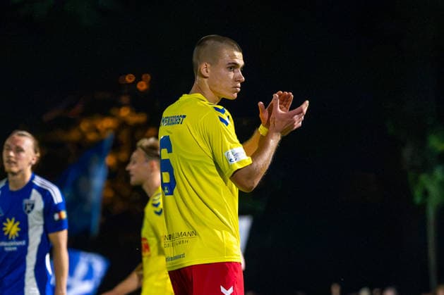 Yehor Melenivskyi (SV Atlas Delmenhorst, 6) Applaus, Deutschland: Fussball, Regionalliga Nord, Saison 2026 27, 5. Spieltag, 26.08.2026, SV Atlas Delmenhorst vs BSV Kickers Emden, Stadion an der Düsternortstraße (Delmenhorst, Niedersachsen) Copyright: xLeonxFrickx