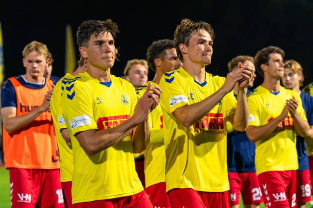 Alejo Sanchez Romero (SV Atlas Delmenhorst, 4), Niklas Tepe (SV Atlas Delmenhorst, 25) Applaus für die Fans, Deutschland: Fussball, Regionalliga Nord, Saison 2026 27, 5. Spieltag, 26.08.2026, SV Atlas Delmenhorst vs BSV Kickers Emden, Stadion an der Düsternortstraße (Delmenhorst, Niedersachsen) Copyright: xLeonxFrickx